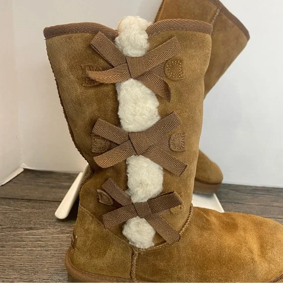 Koolaburra by UGG Brown Suede Footwear. No tag- approximately size 7.pre-owned. - Picture 2 of 14